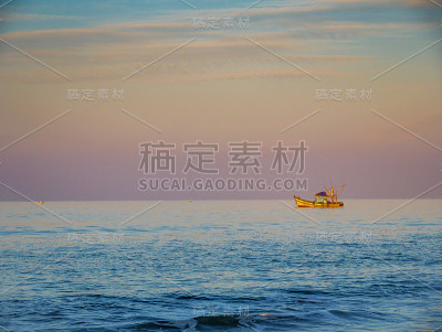 渔船在海上航行