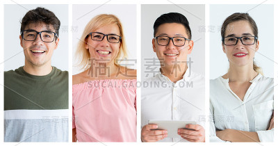 一群戴着眼镜的乐观的年轻人看着照相机
