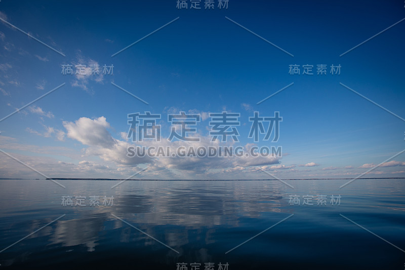 海的背景。设计模板与海平面。