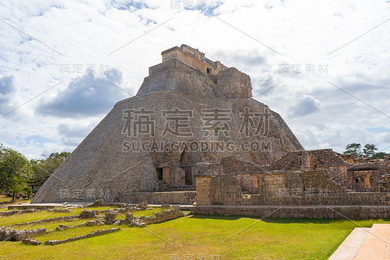 阿德维诺(魔术师的金字塔或矮人的金字塔)。乌克斯马尔:古典时期的一座古玛雅城市。旅行的照片。尤卡坦半