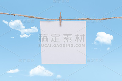 空白纸，用别针挂在绳子上，映衬蓝色背景，概念，办公室