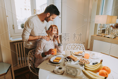 年轻夫妇在家