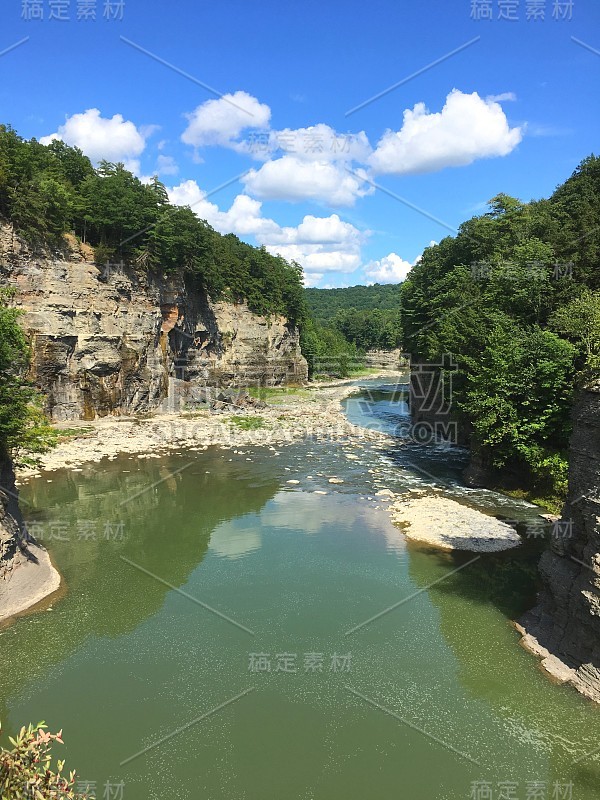 晴天里的莱奇沃思州立公园(有云)