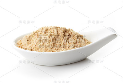 白瓷勺里的玛咖粉