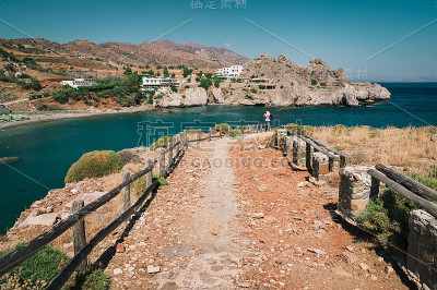 通往克里特岛Aghios Pavlos镇蓝色泻湖的小路