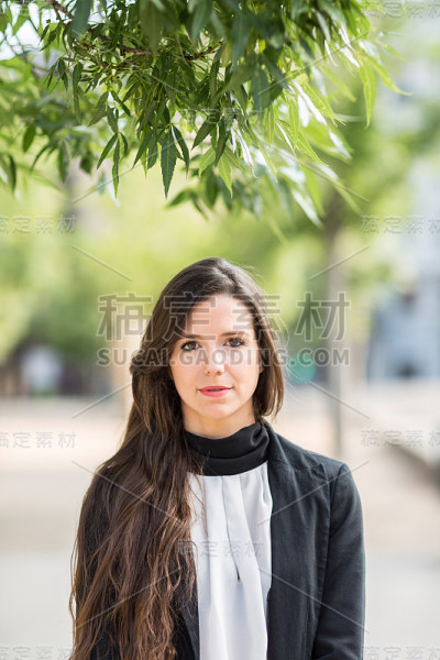 穿着正式服装的严肃女人
