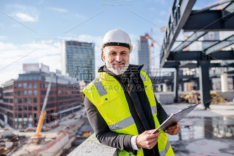 一名工程师站在建筑工地的室外，看着摄像机。