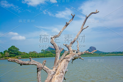 从塔尔科特湖眺望西格里亚岩堡