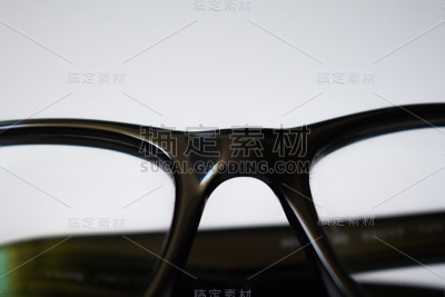 白色背景的黑眼镜