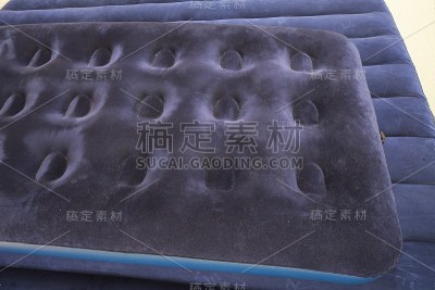 蓝色的充气床垫，用来睡觉和休息
