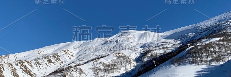 全景式的山景格鲁吉亚巴库里亚尼与雪