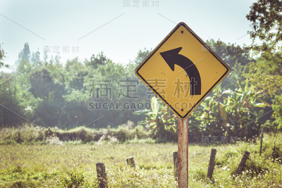 转向带有乡村背景的路标。