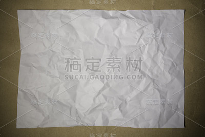 木桌上的空白纸