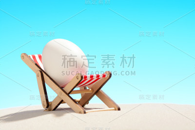 在loungerÂ的沙滩上的复活节彩蛋