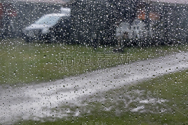 下雨天在露营地