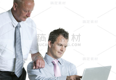 年轻的和资深的商人在电脑上工作