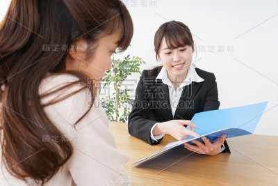 女人出差了
