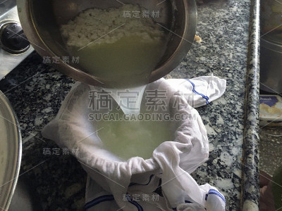 从自制的印度村舍乳清制成的奶酪凝乳或在玻璃碗洛克格卡扬奶酪
