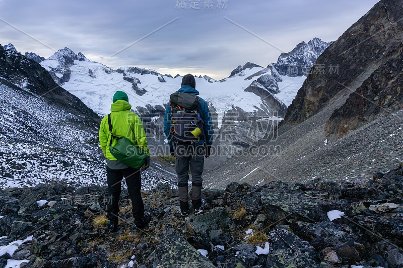 爱冒险的朋友们在美丽的加拿大山景徒步旅行