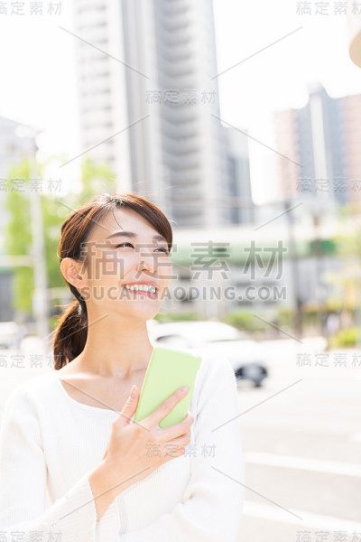看到智能手机的亚洲女性