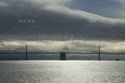 黄昏时分，旧金山奥克兰海湾大桥