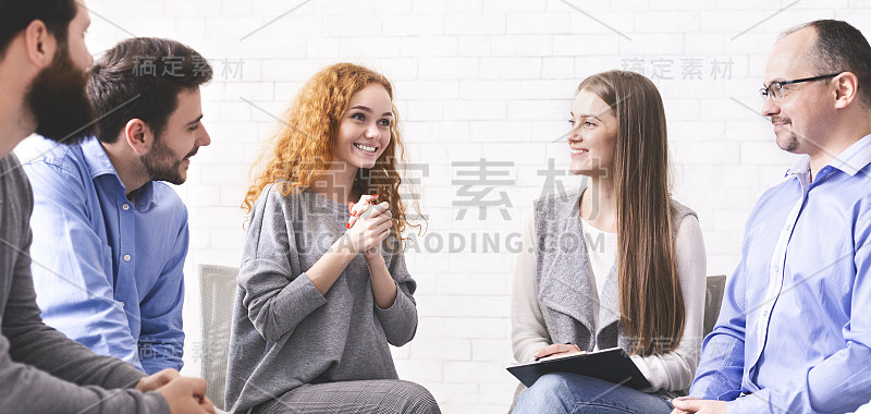 上了瘾的女人分享她的康复小组在治疗会议