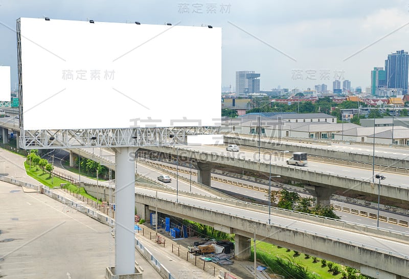 大空白广告牌在道路与城市景观背景