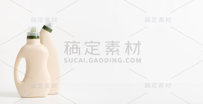 两个环保设计的天然清洁剂清洗瓶