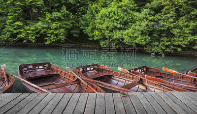 傍晚时分，湖面上的码头上停着几艘木船