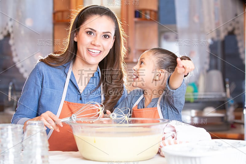 妈妈和女儿在准备甜点。