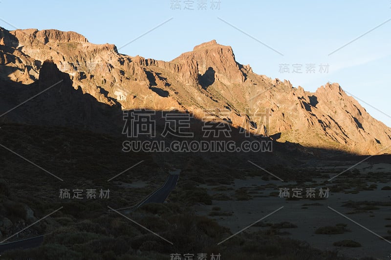 在沙漠景观火山上的日出之路