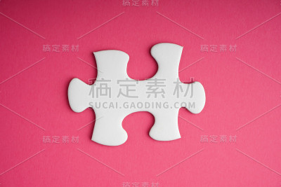 粉色背景上的白色拼图。