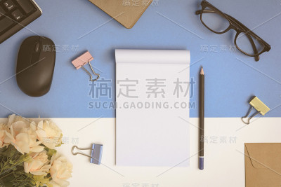 办公设备放在木桌上
