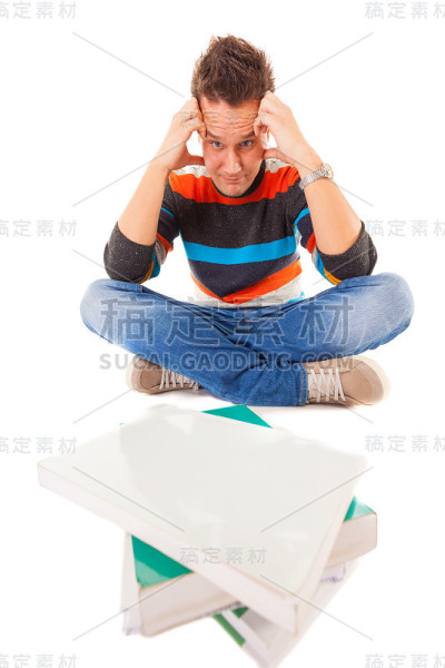疲惫的大学生与一堆书隔绝