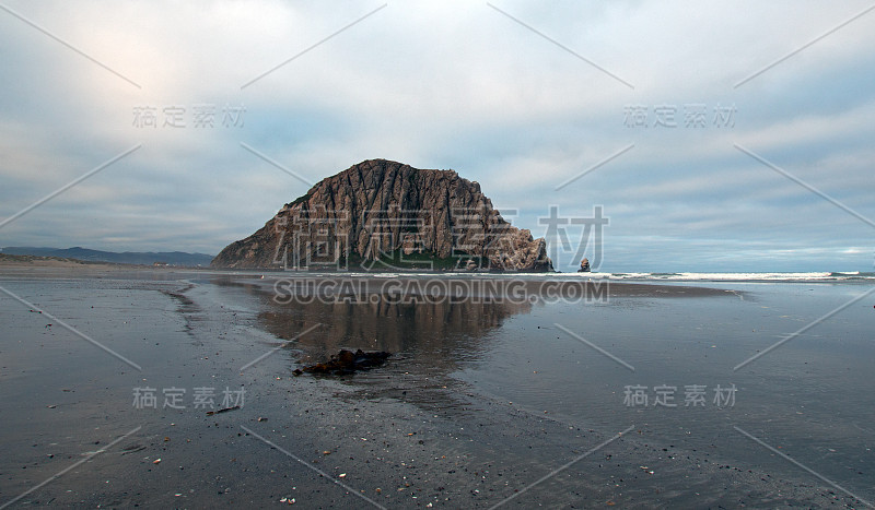 海带和反射在莫罗岩在日出在莫罗湾州立公园流行的度假/露营地点在美国加利福尼亚海岸中部