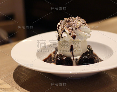 巧克力蛋糕配冰淇淋