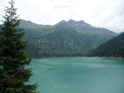 意大利特伦蒂诺斯特尔维奥国家公园的Pian湖Palù