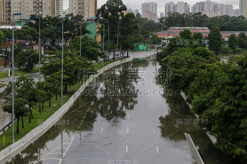 由于暴雨袭击了城市地区São Paulo和首都，在周一凌晨(10)。