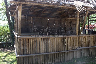 茅草屋顶的竹屋