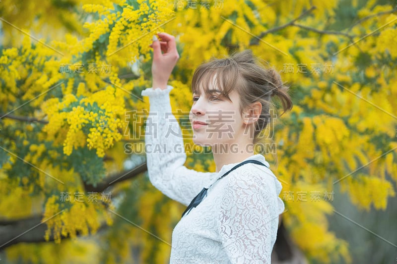 一个看含羞草开花的女人