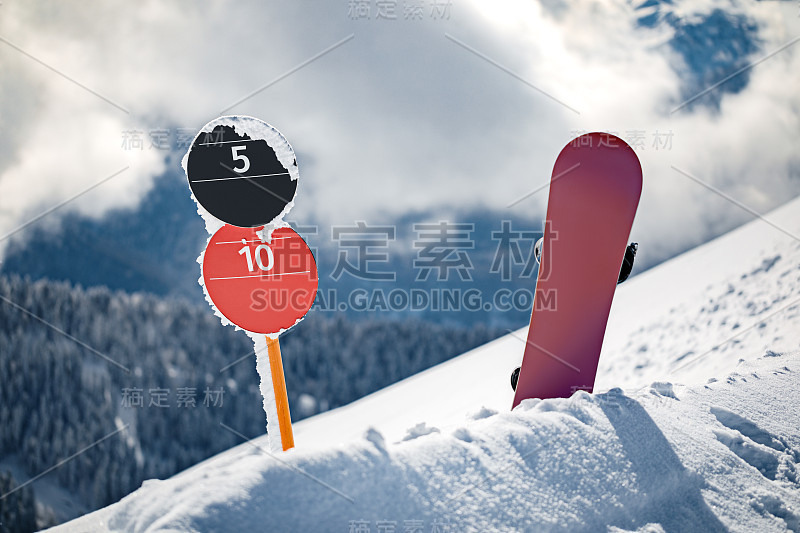 斜坡数字标志和滑雪板在山上