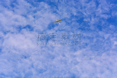 蓝天前的滑翔机。