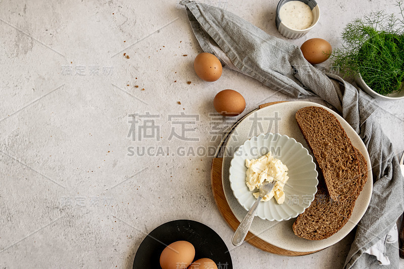 健康农场烹饪的配料-鸡蛋，全麦黑面包，山羊奶油奶酪和新鲜生茴香