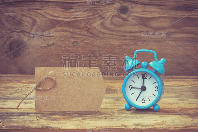 蓝色复古闹钟和纸标签