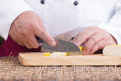 厨师将豆腐切片烹调