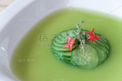 西葫芦清汤，用葡萄汁装饰