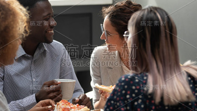 快乐的不同的同事有乐趣一起度过午餐休息