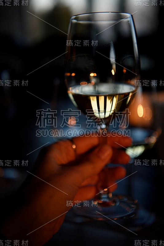 一个女人手里拿着一杯酒