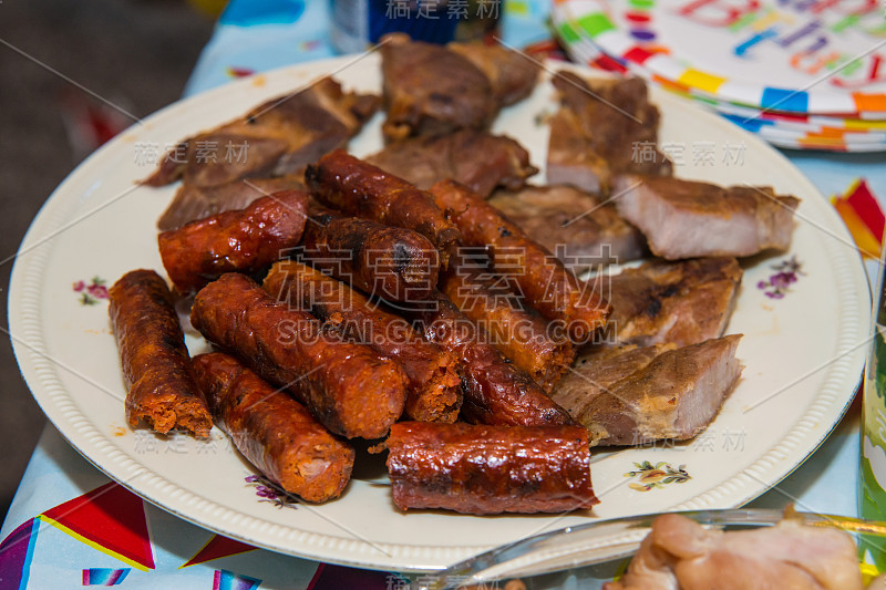 烤香肠和肉