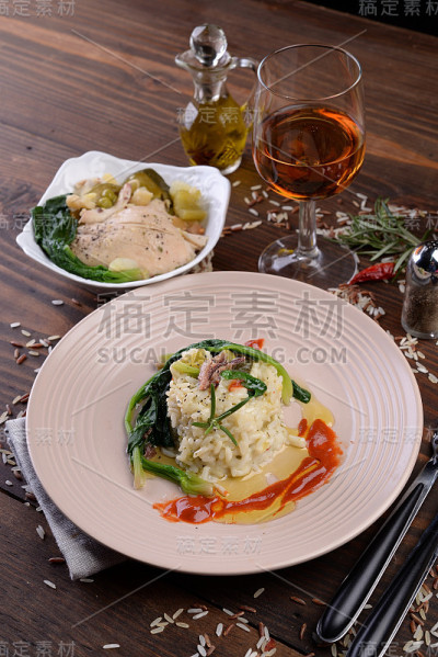 三色意式调味饭周围是菠菜和肉汁